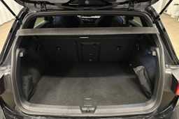 musta Volkswagen Golf 2023 kuva 14.