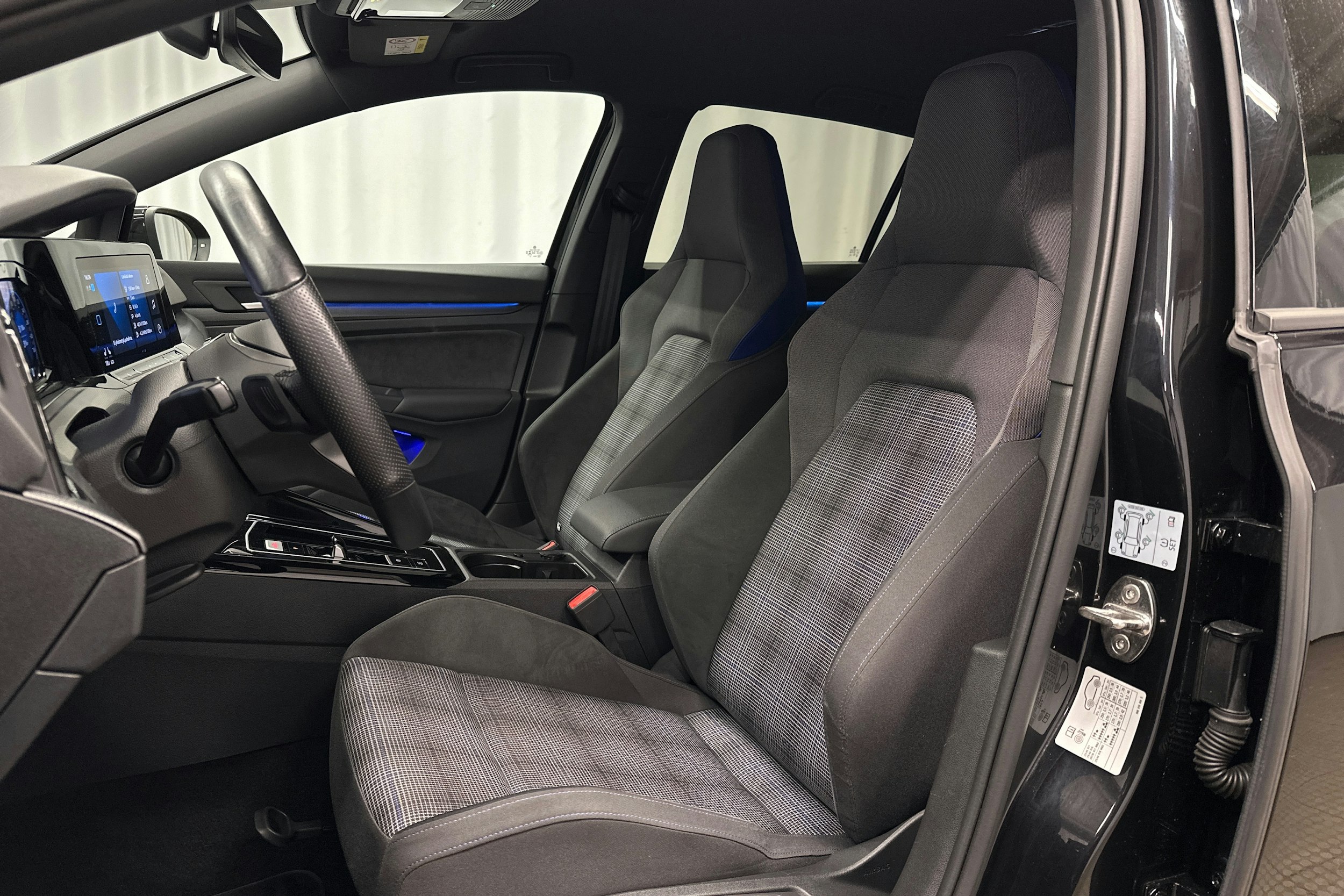 musta Volkswagen Golf 2023 kuva 15.