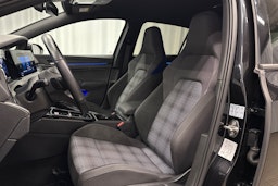 musta Volkswagen Golf 2023 kuva 15.