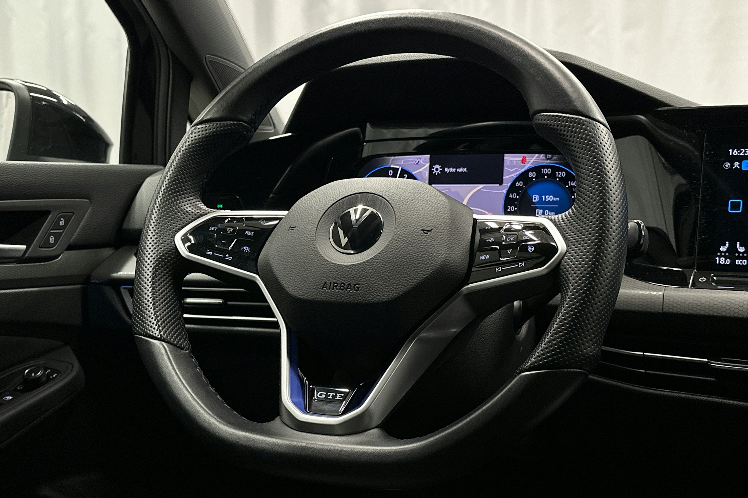 musta Volkswagen Golf 2023 kuva 16.