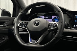 musta Volkswagen Golf 2023 kuva 16.