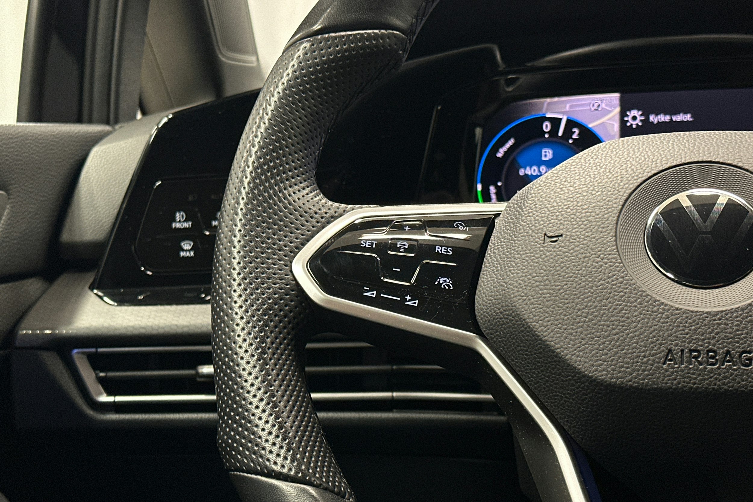 musta Volkswagen Golf 2023 kuva 17.