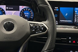 musta Volkswagen Golf 2023 kuva 18.