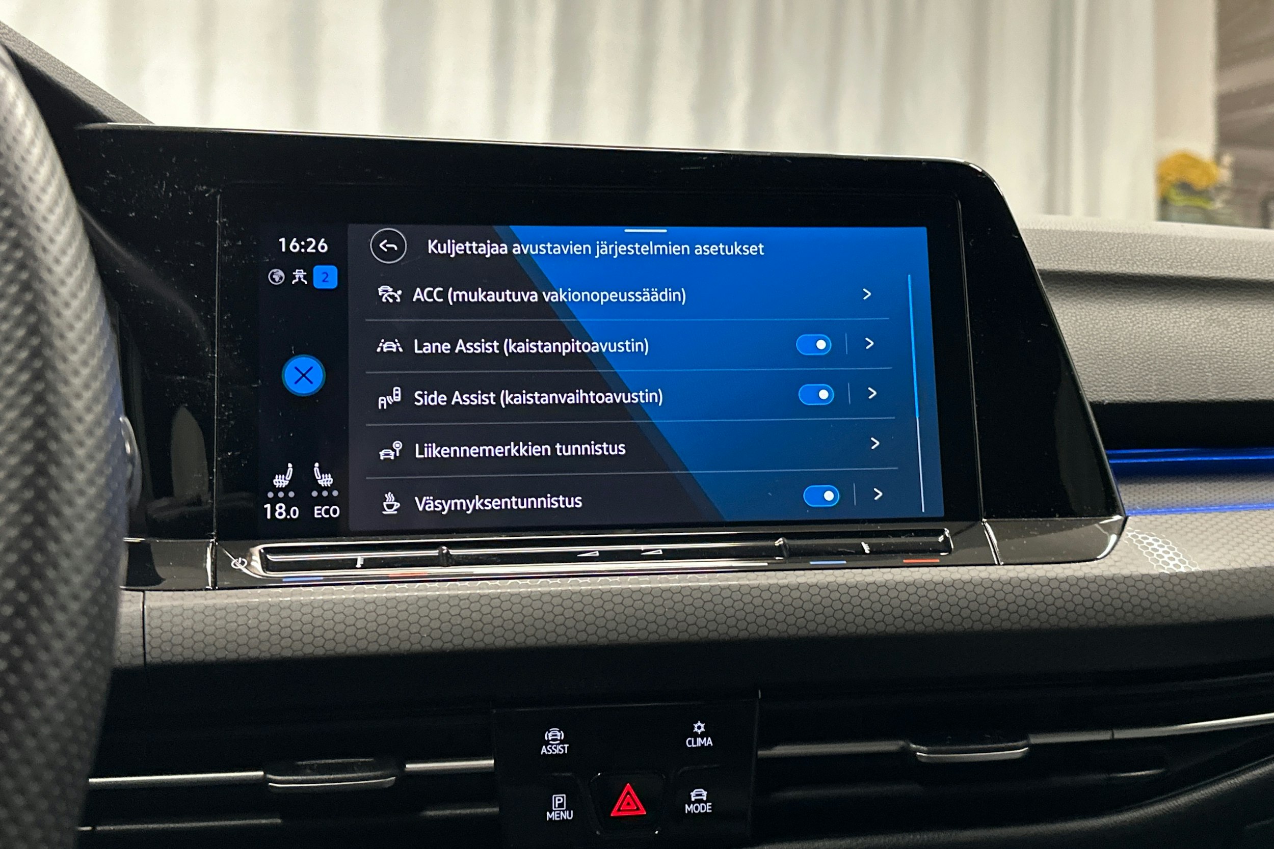 musta Volkswagen Golf 2023 kuva 24.