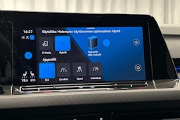 musta Volkswagen Golf 2023 kuva 28.