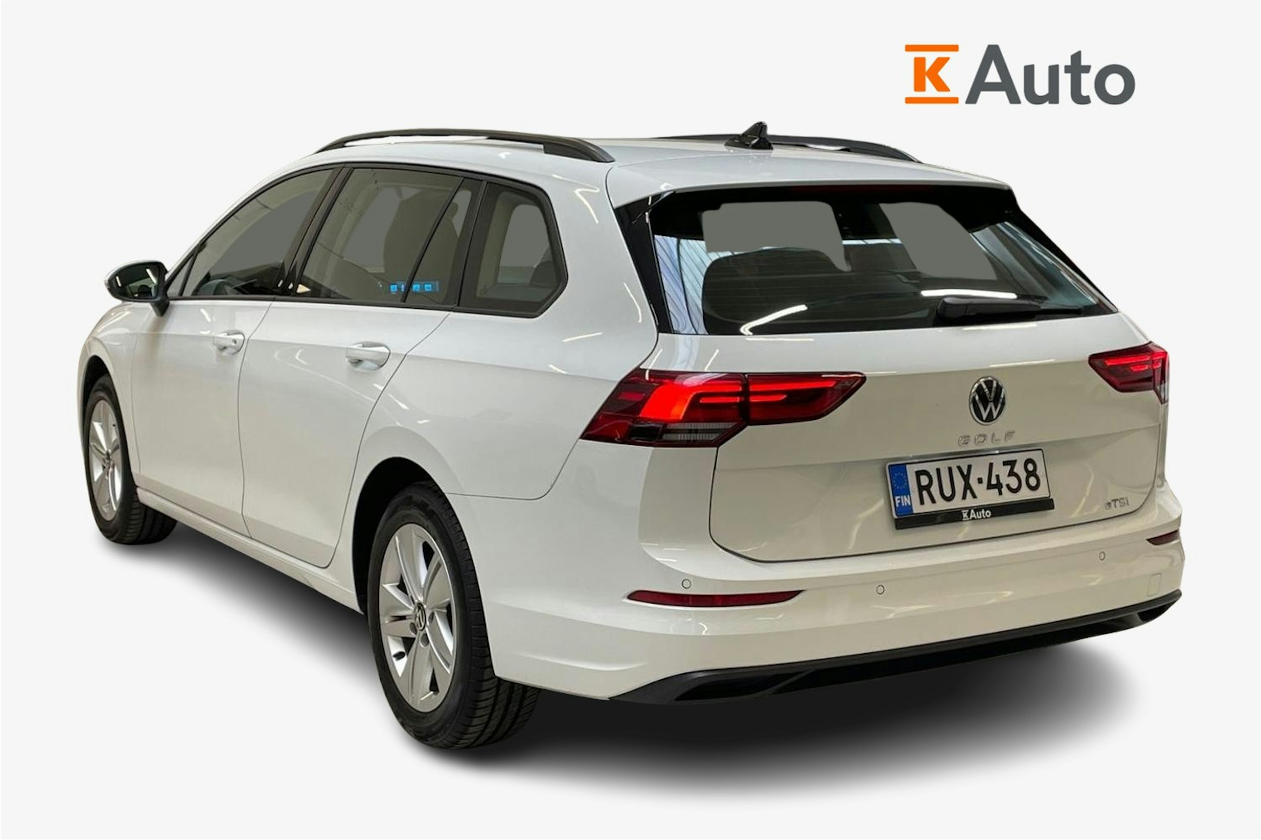 valkoinen Volkswagen Golf 2023 kuva 2.