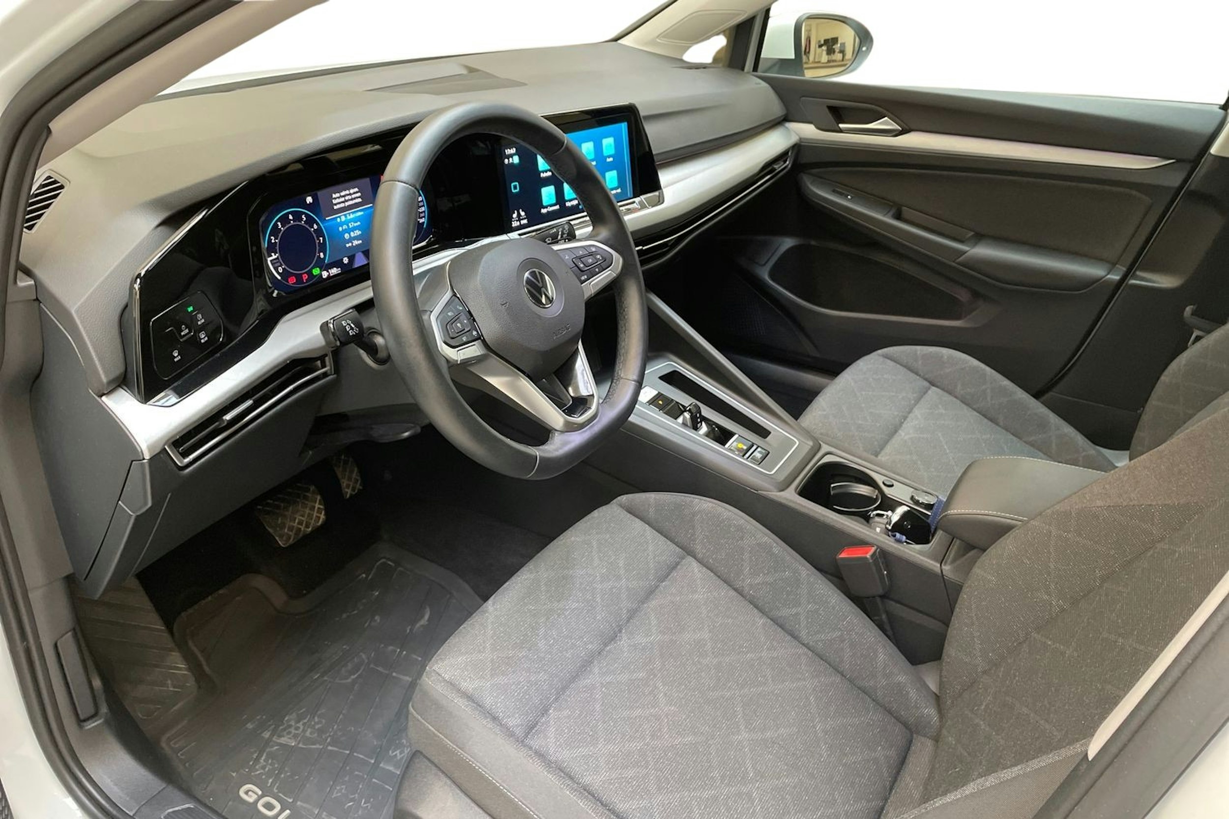valkoinen Volkswagen Golf 2023 kuva 7.