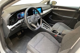 valkoinen Volkswagen Golf 2023 kuva 7.