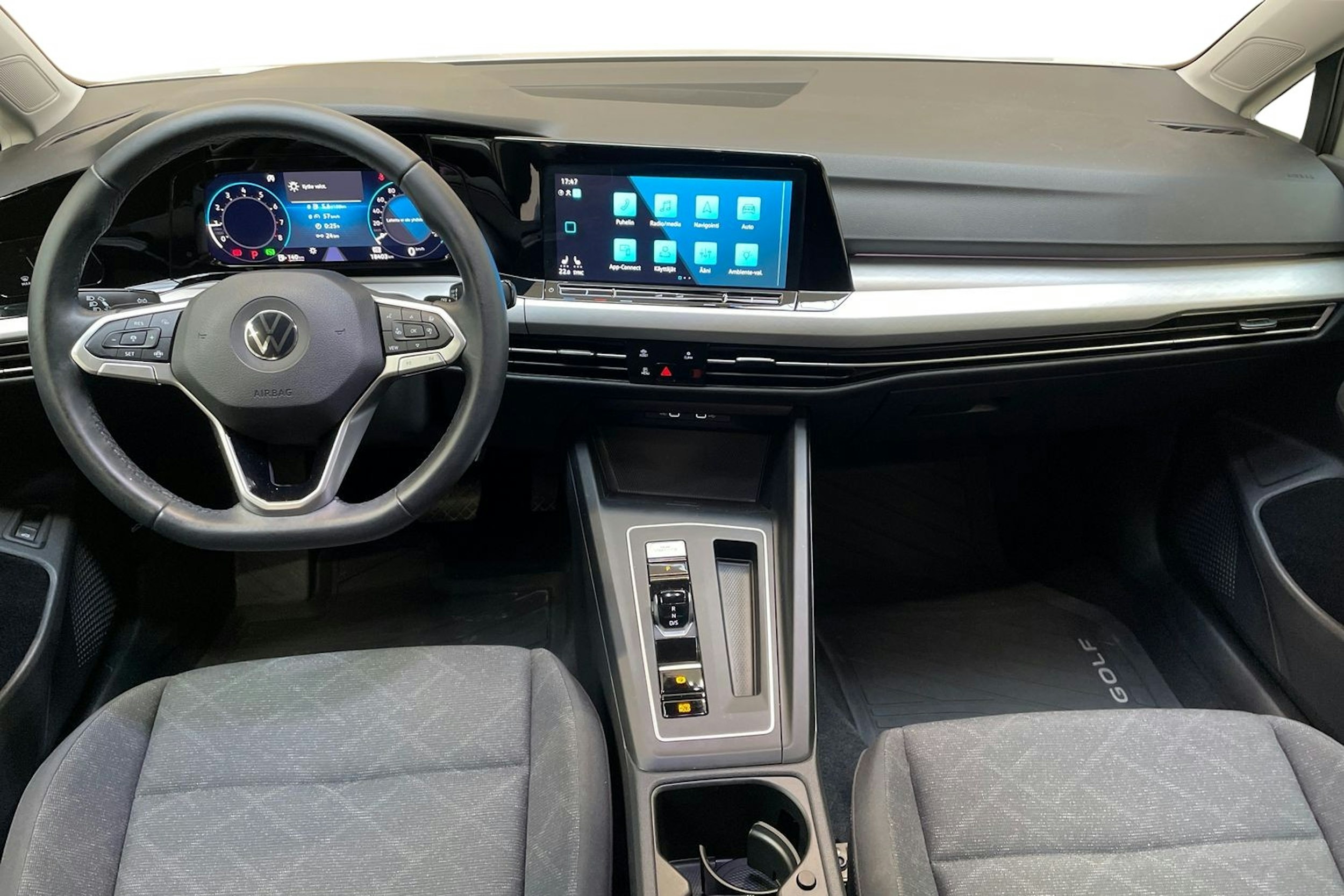 valkoinen Volkswagen Golf 2023 kuva 9.