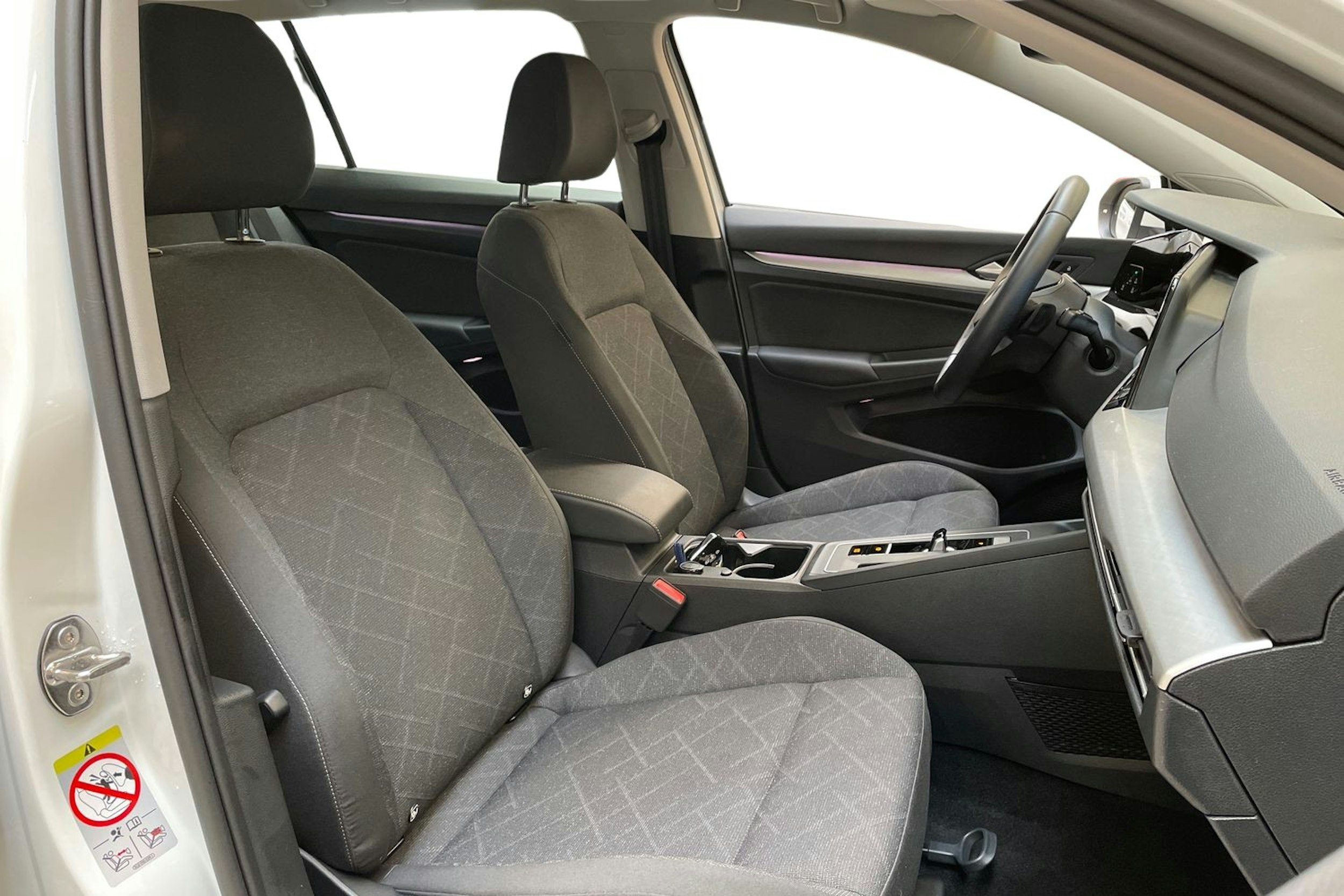 valkoinen Volkswagen Golf 2023 kuva 10.