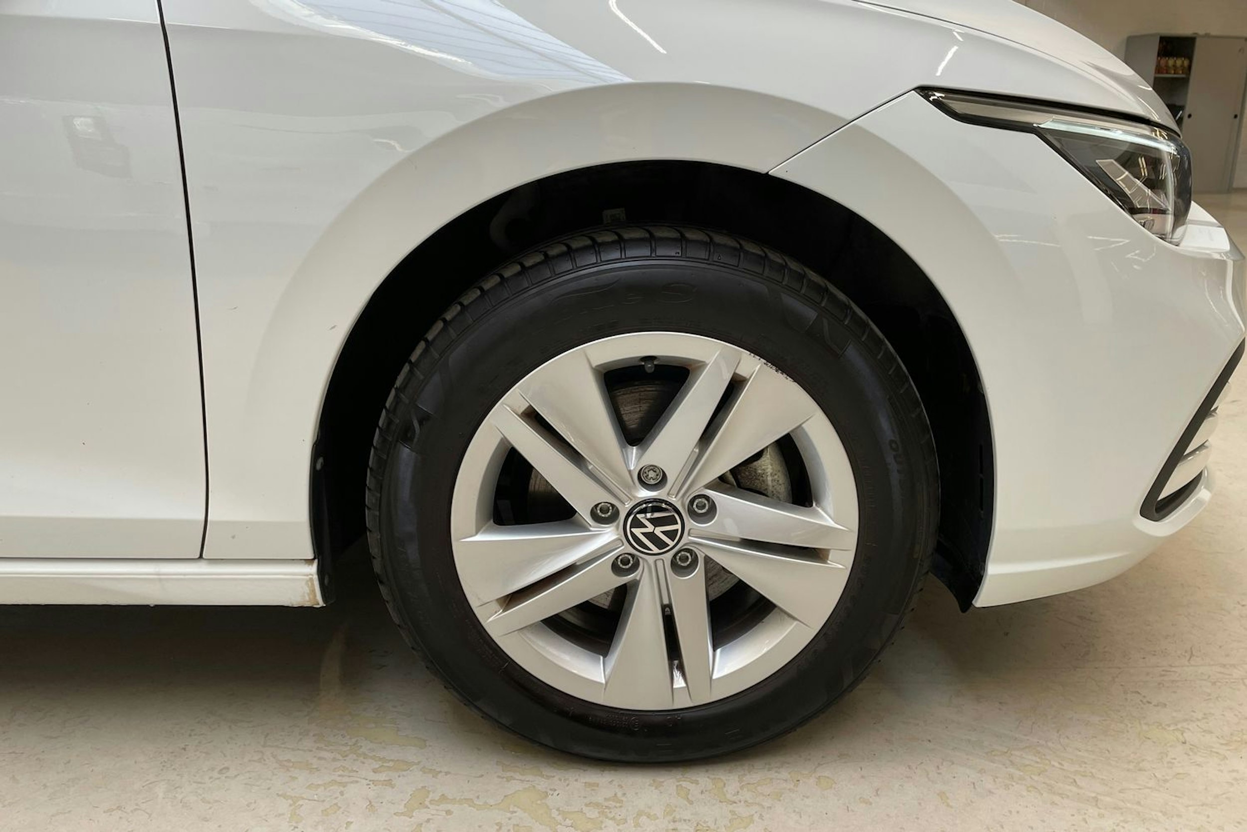 valkoinen Volkswagen Golf 2023 kuva 13.