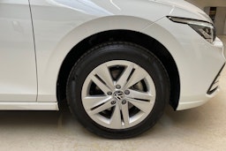 valkoinen Volkswagen Golf 2023 kuva 13.
