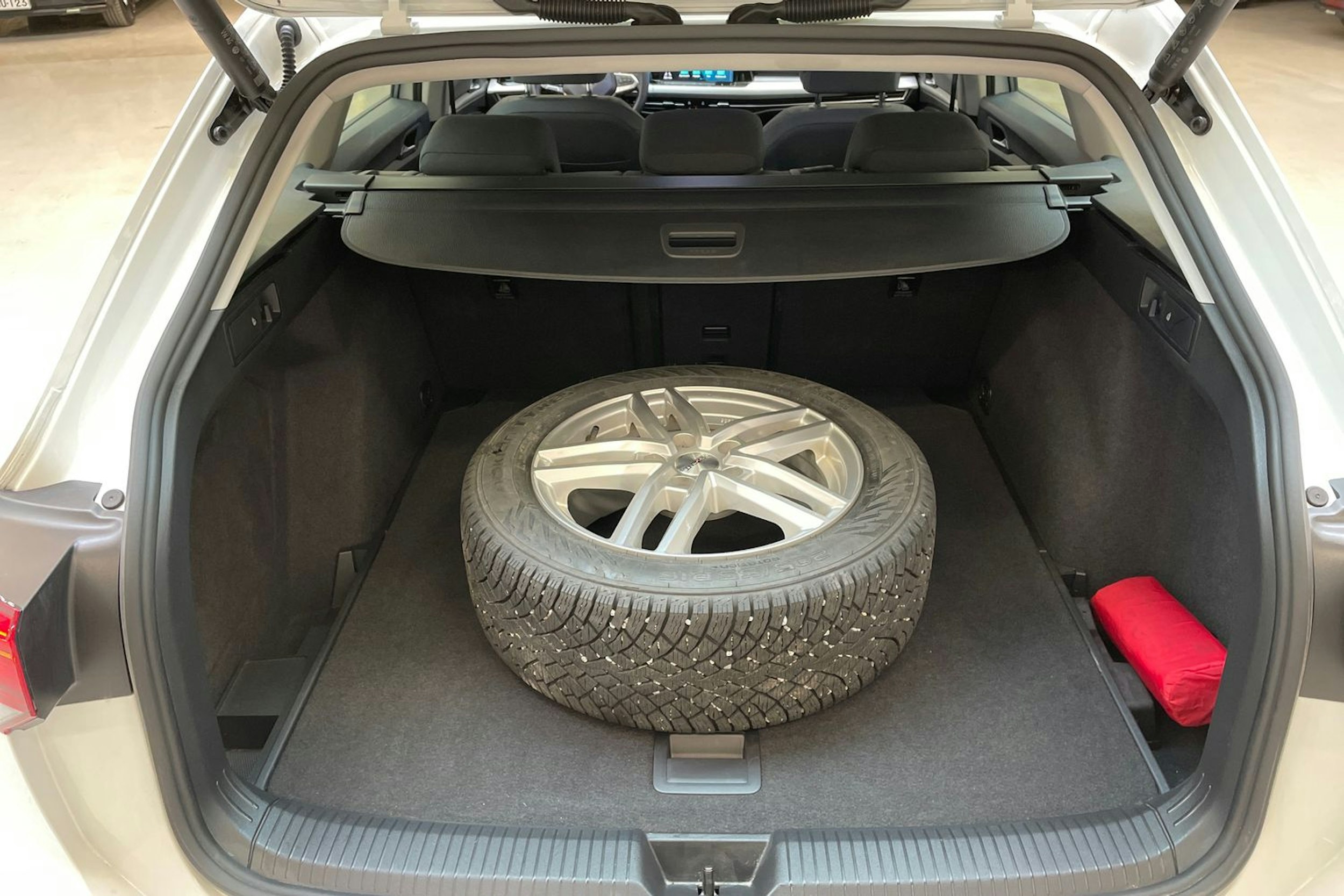 valkoinen Volkswagen Golf 2023 kuva 14.
