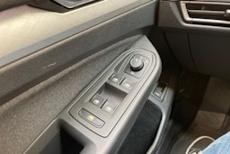 valkoinen Volkswagen Golf 2023 kuva 17.