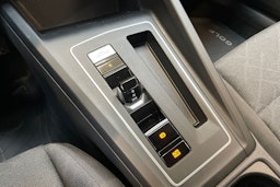 valkoinen Volkswagen Golf 2023 kuva 20.