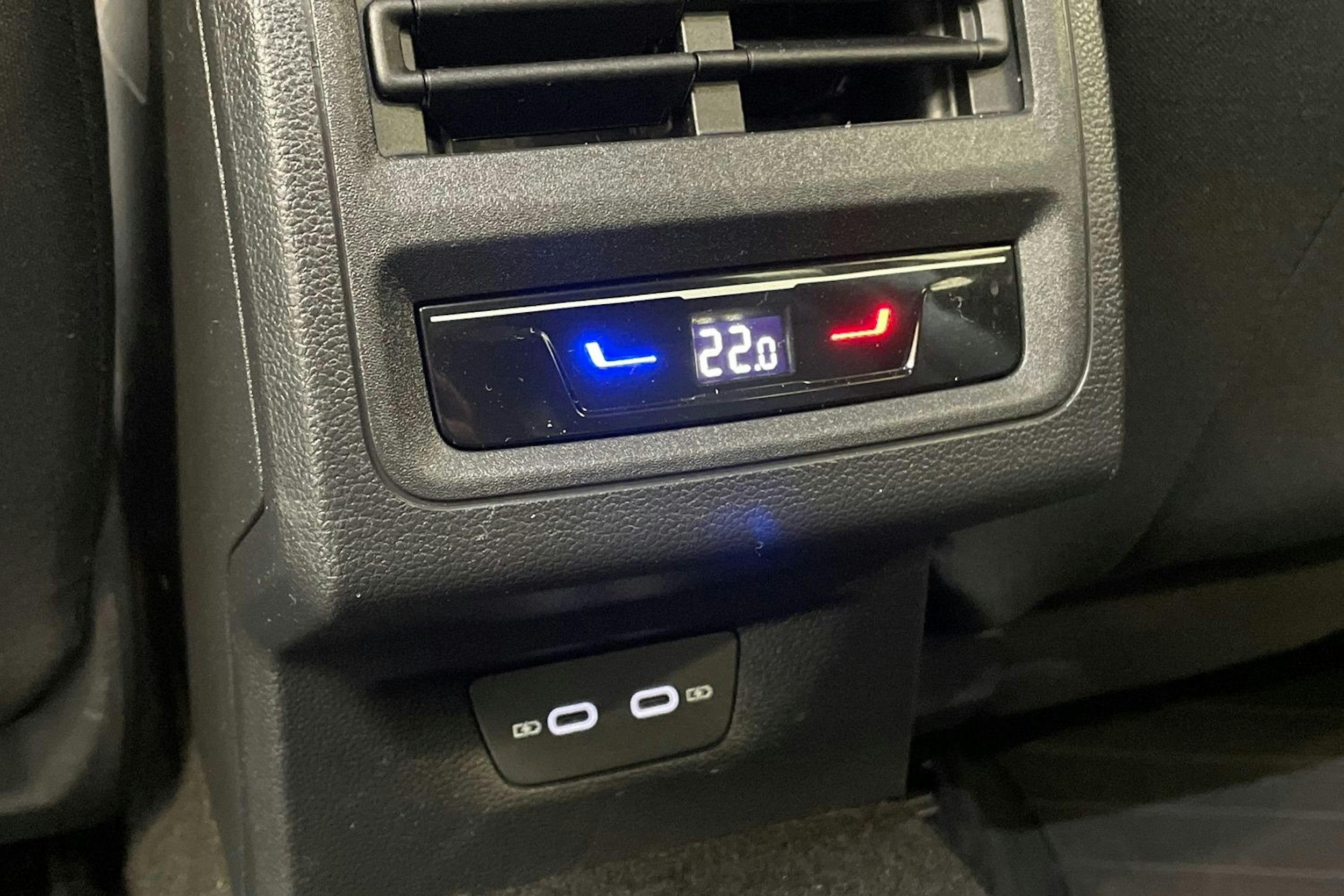 valkoinen Volkswagen Golf 2023 kuva 23.