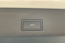 valkoinen Volkswagen Golf 2023 kuva 24.
