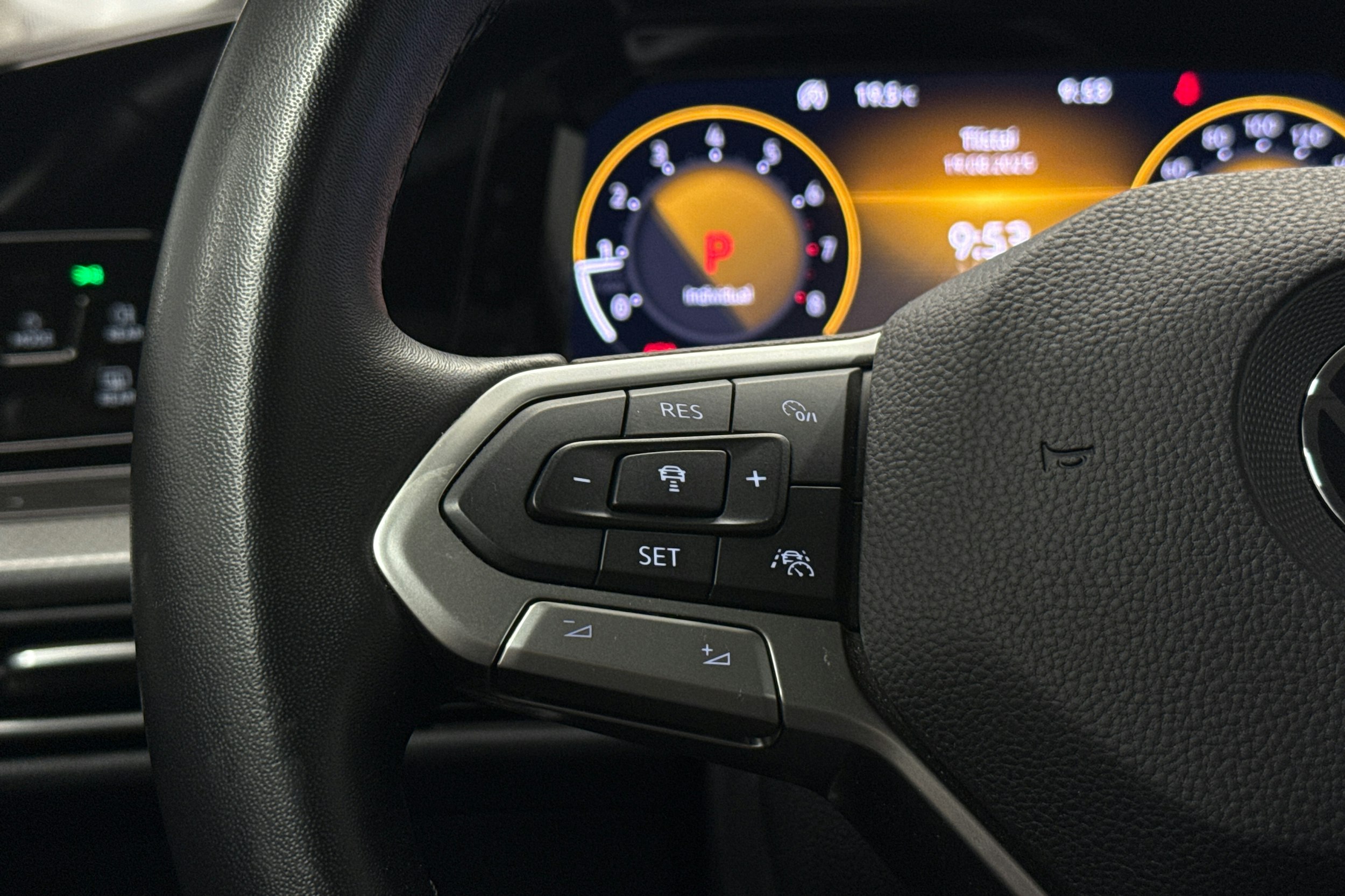 valkoinen Volkswagen Golf 2023 kuva 11.