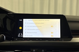 valkoinen Volkswagen Golf 2023 kuva 15.