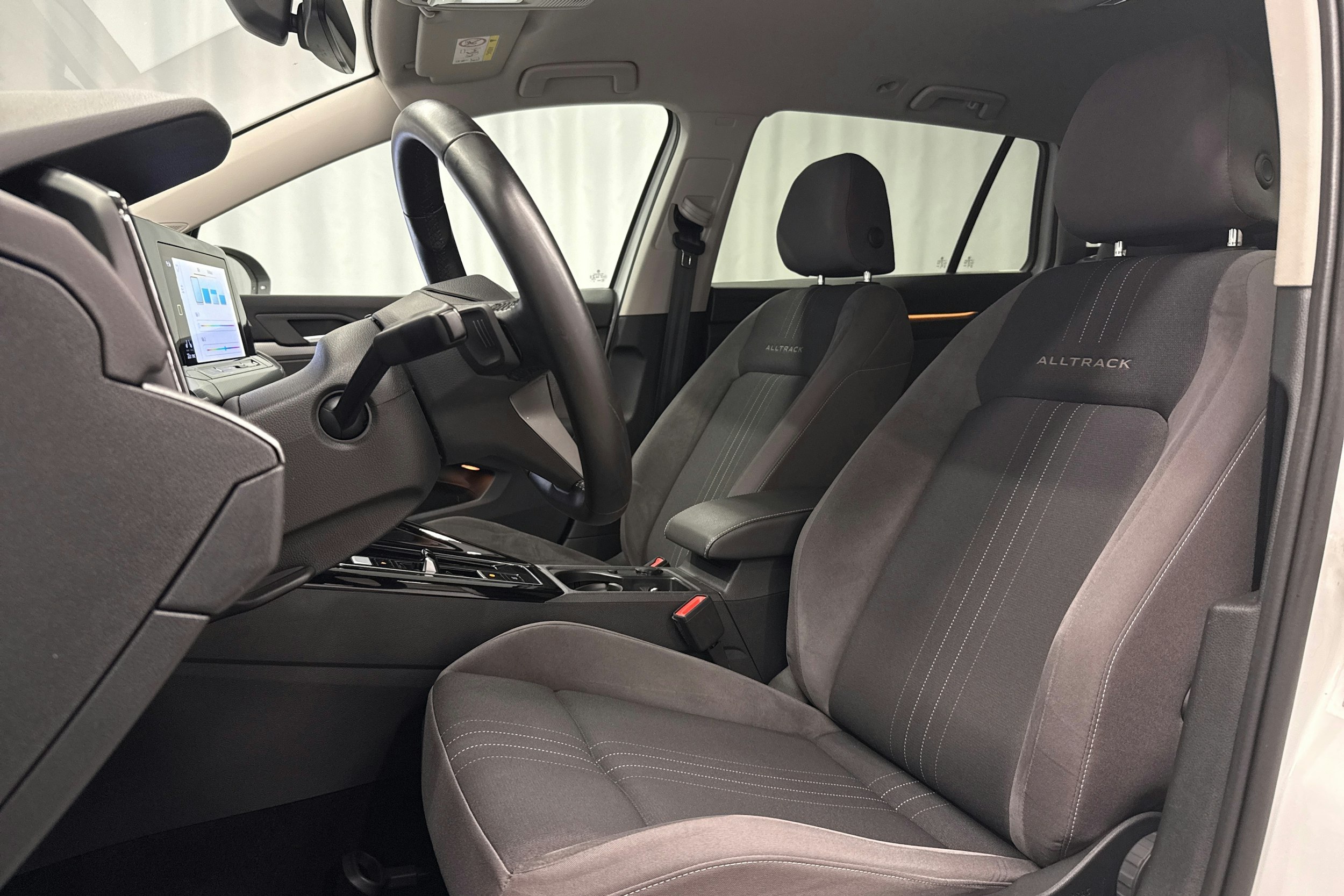 valkoinen Volkswagen Golf 2023 kuva 20.
