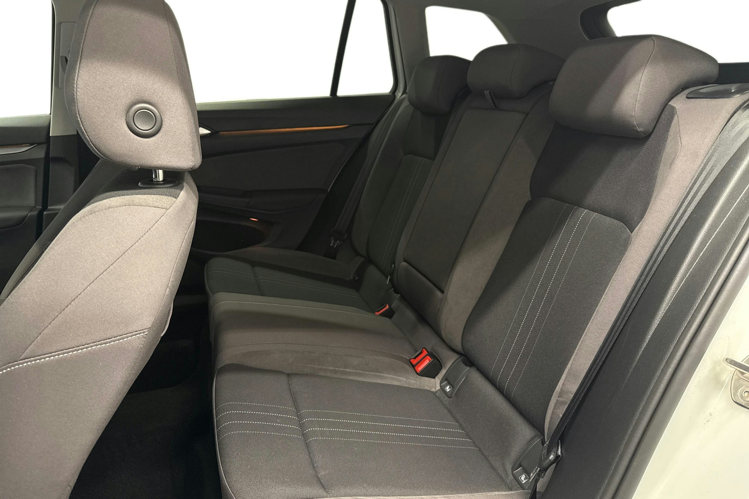 valkoinen Volkswagen Golf 2023 kuva 21.