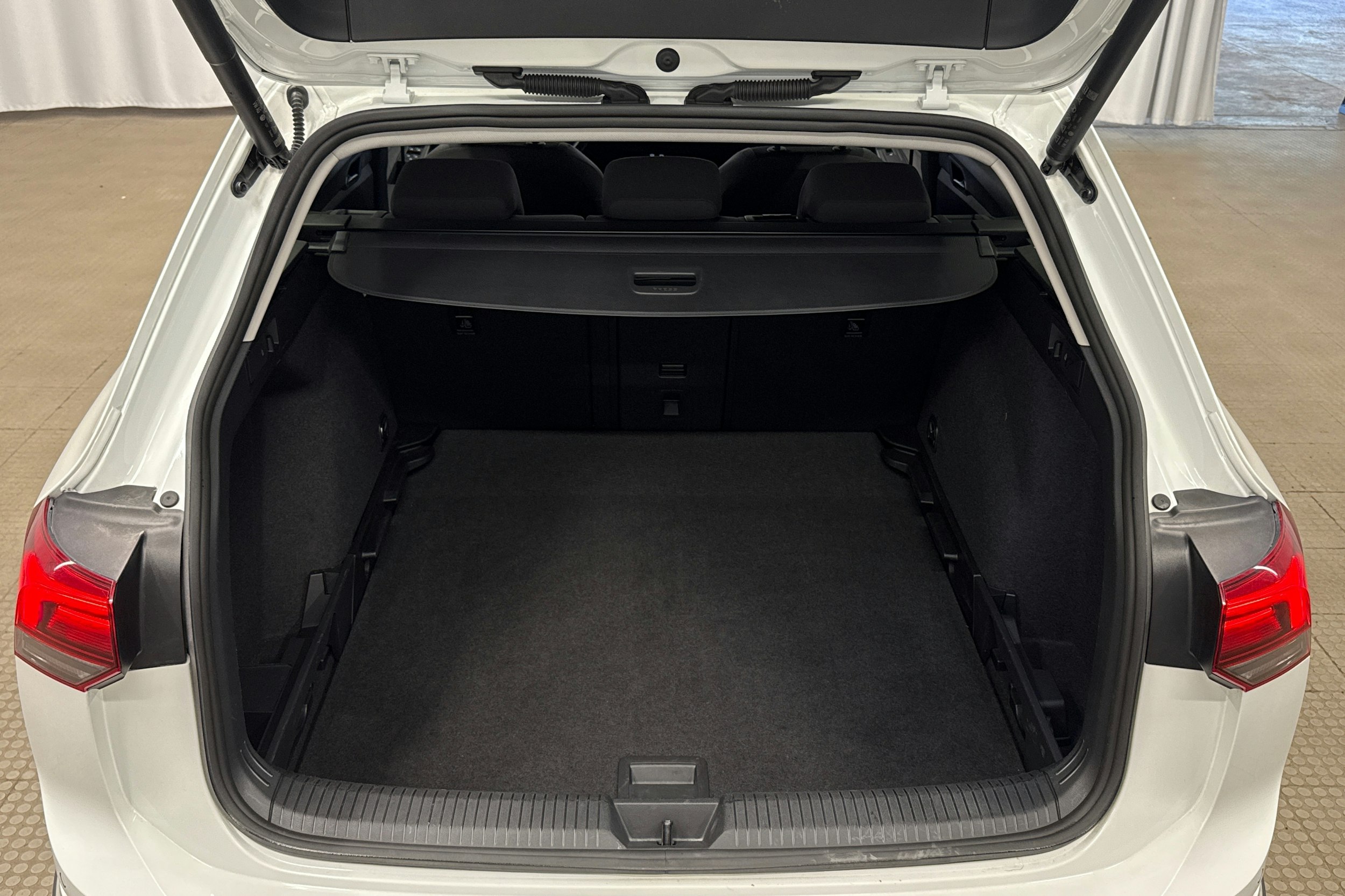 valkoinen Volkswagen Golf 2023 kuva 22.