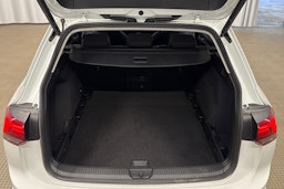 valkoinen Volkswagen Golf 2023 kuva 22.