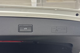 valkoinen Volkswagen Golf 2023 kuva 23.