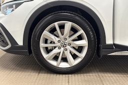 valkoinen Volkswagen Golf 2023 kuva 27.