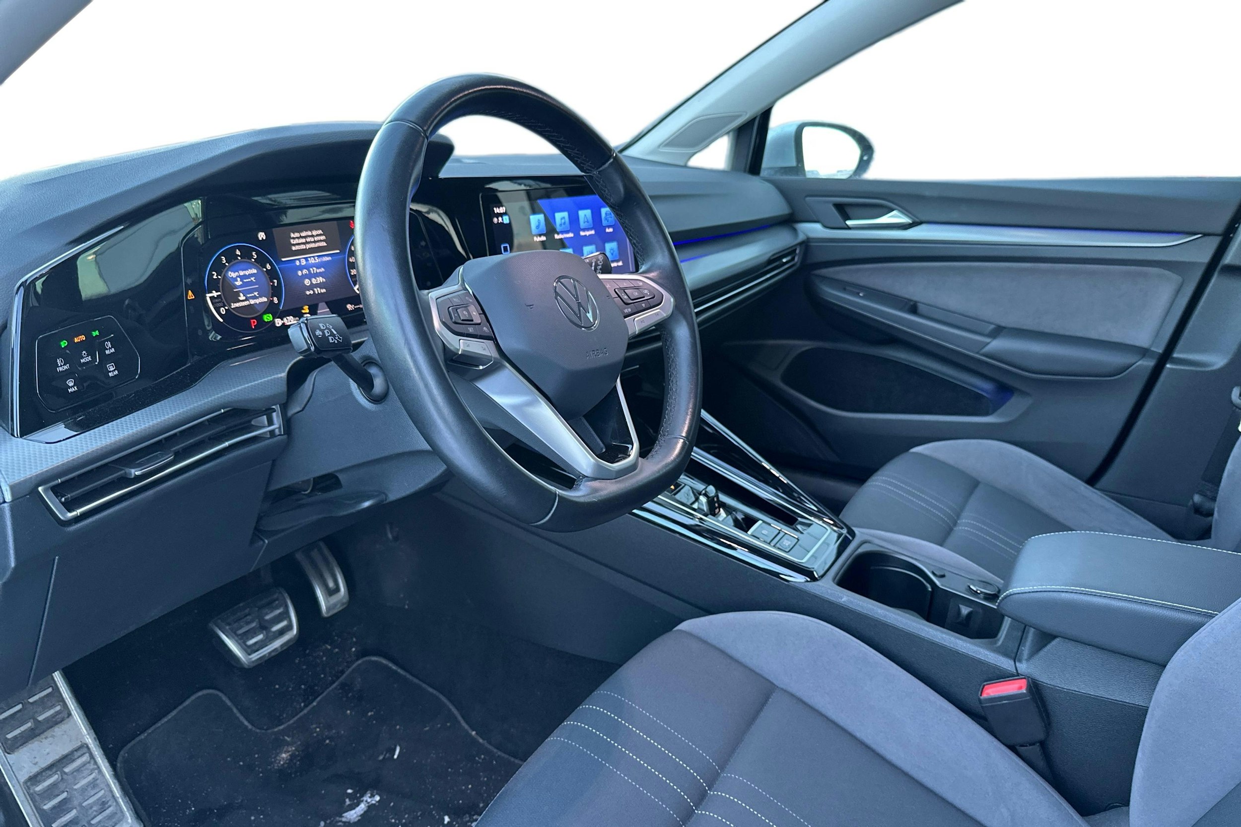 musta Volkswagen Golf 2023 kuva 3.