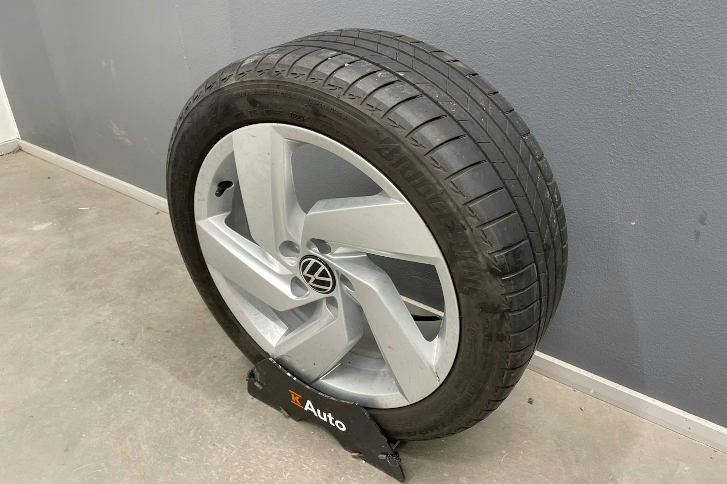 harmaa Volkswagen Golf 2023 kuva 14.