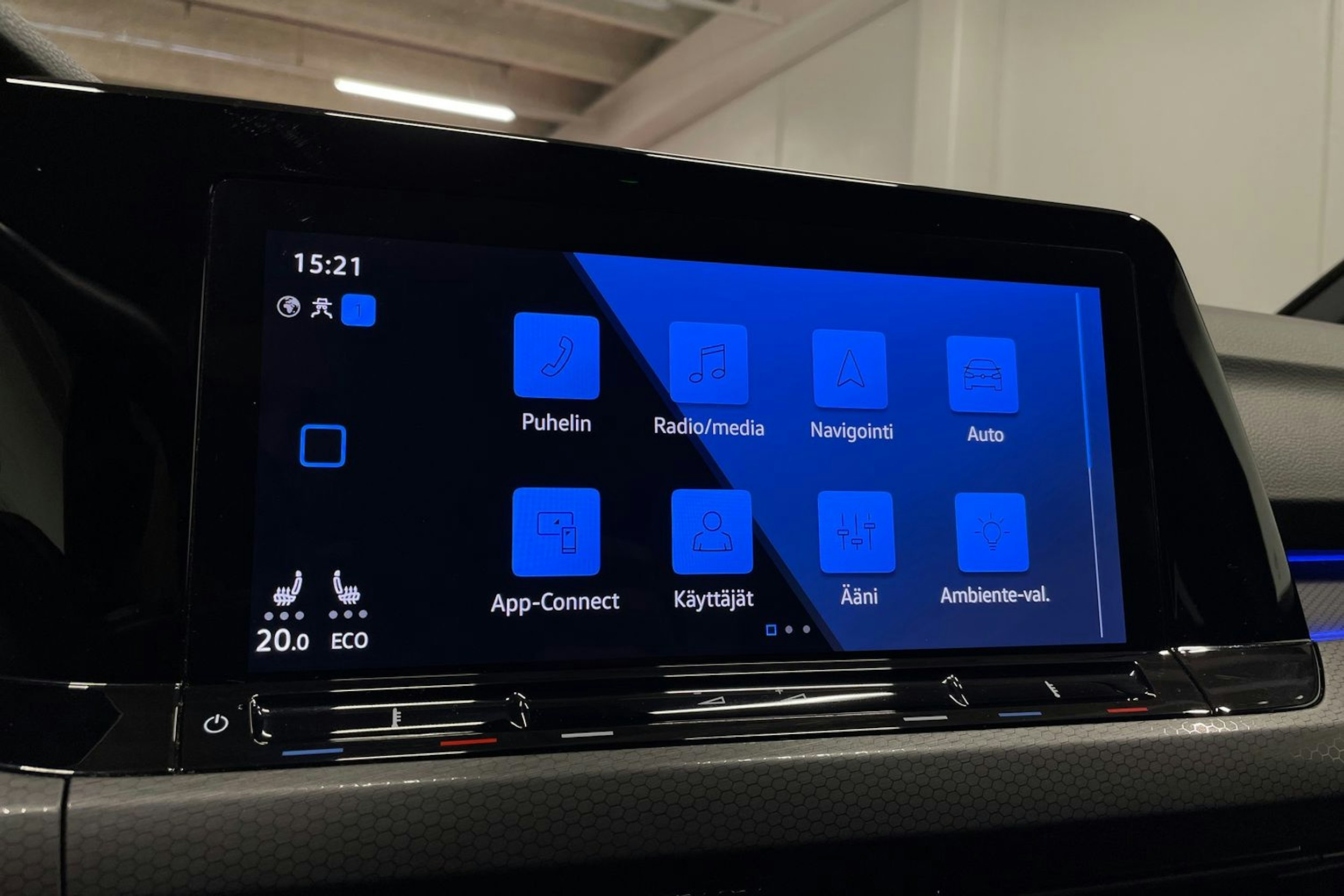 harmaa Volkswagen Golf 2023 kuva 17.