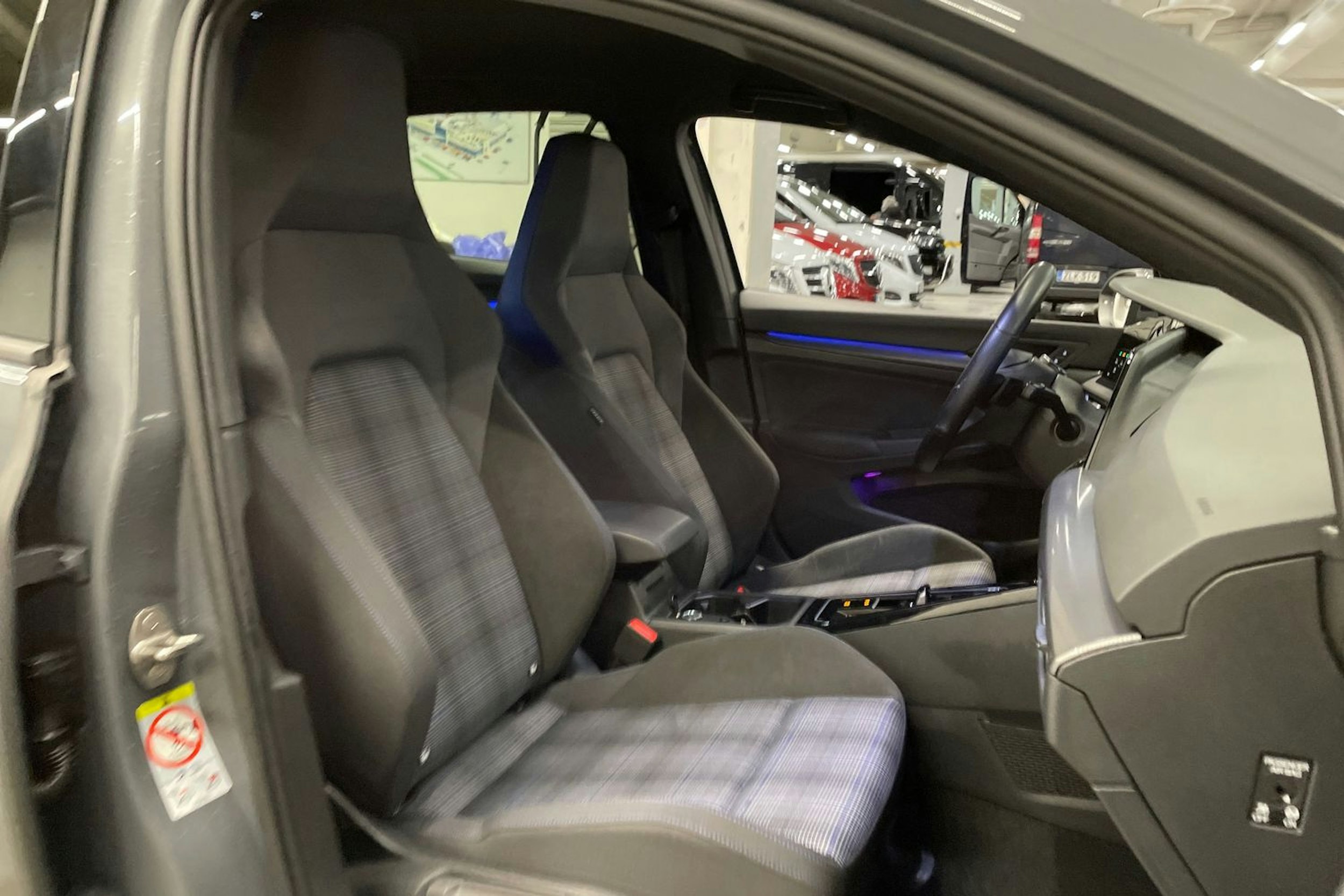 harmaa Volkswagen Golf 2023 kuva 31.