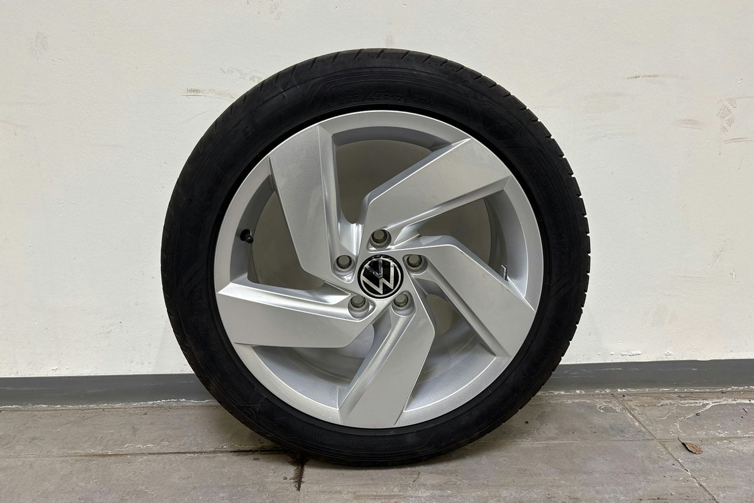 harmaa Volkswagen Golf 2023 kuva 10.