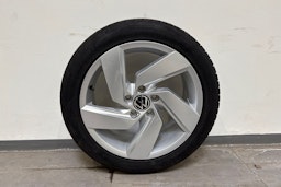 harmaa Volkswagen Golf 2023 kuva 10.