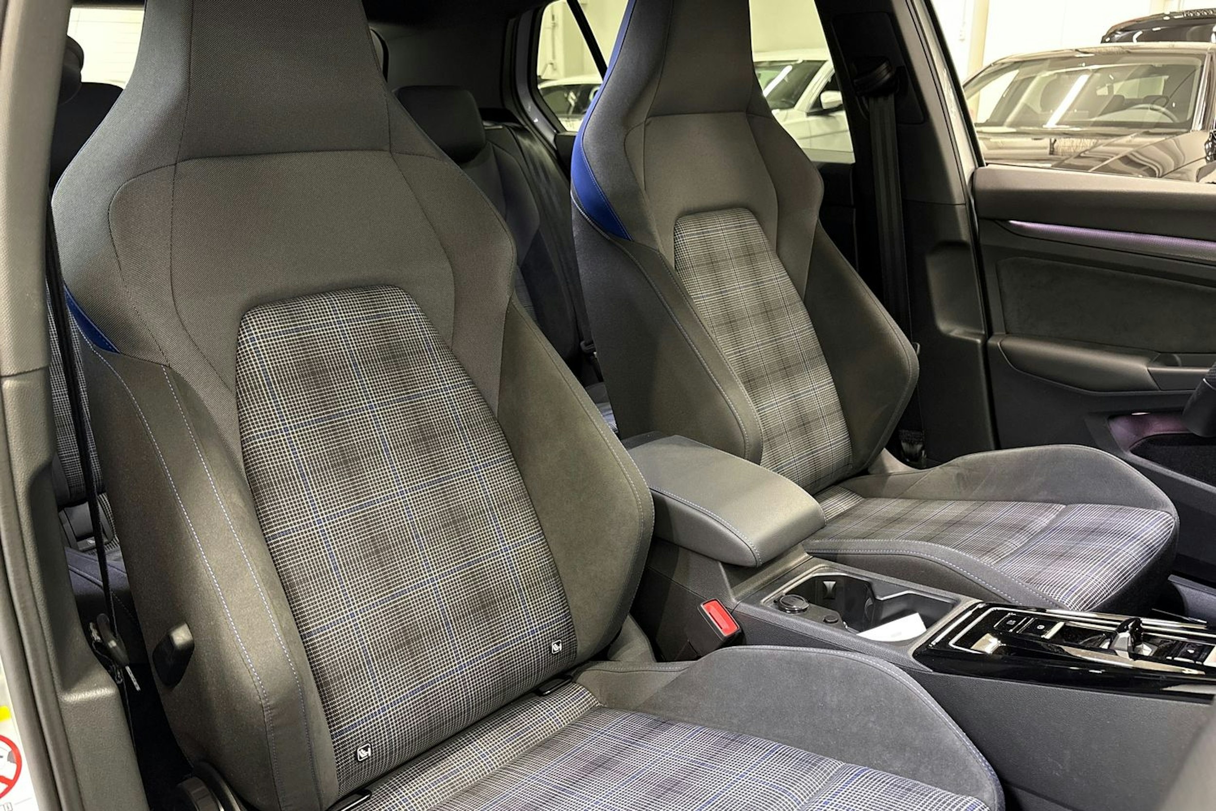 harmaa Volkswagen Golf 2023 kuva 14.