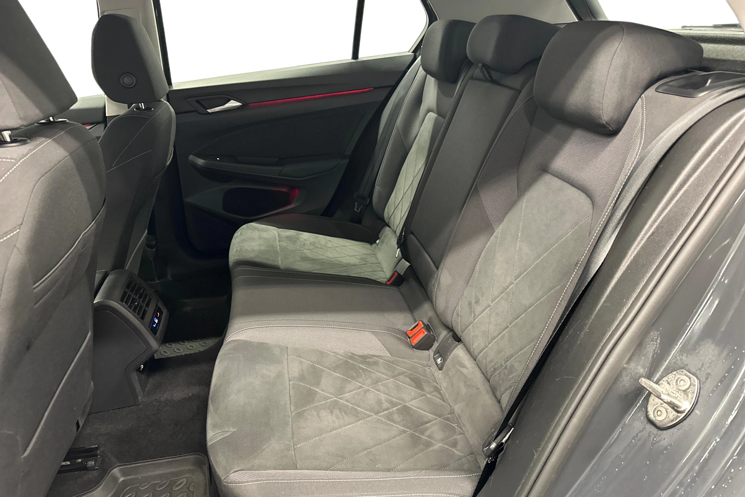 harmaa Volkswagen Golf 2023 kuva 8.