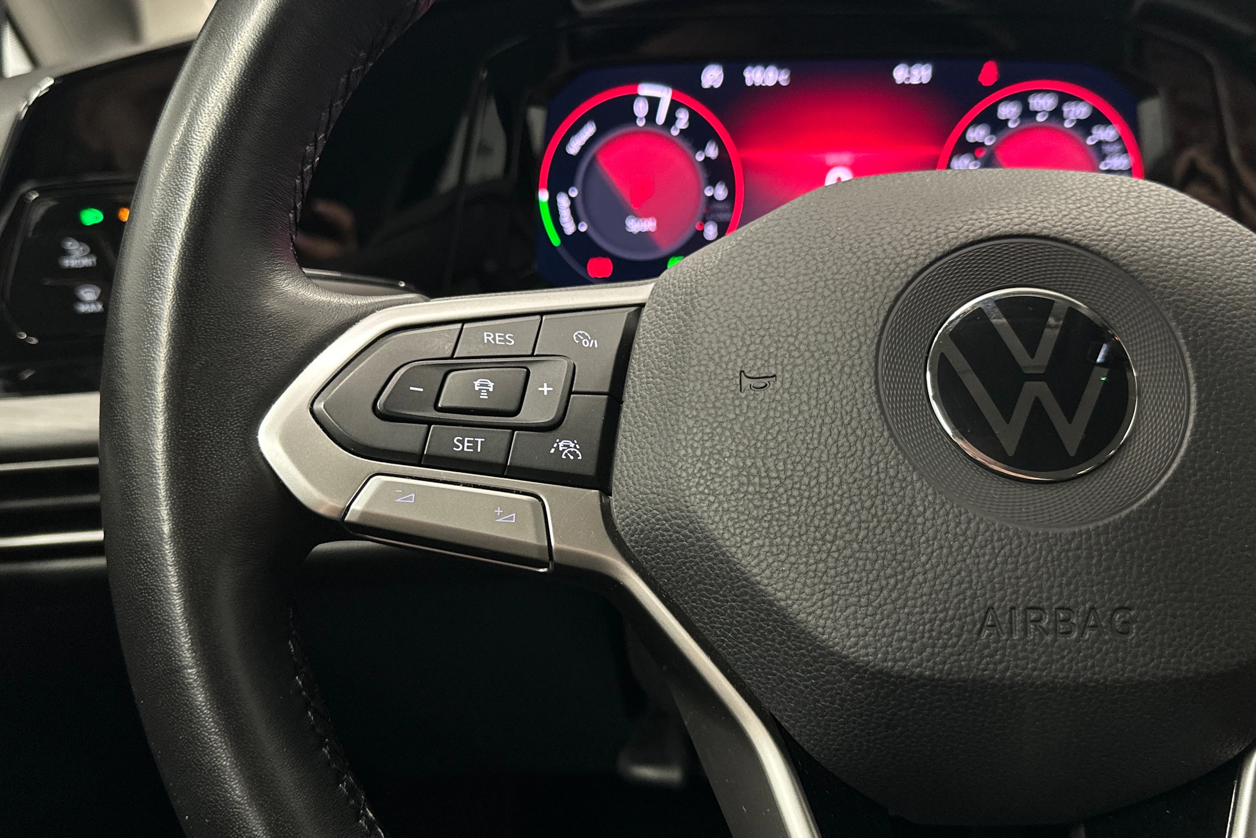 harmaa Volkswagen Golf 2023 kuva 11.
