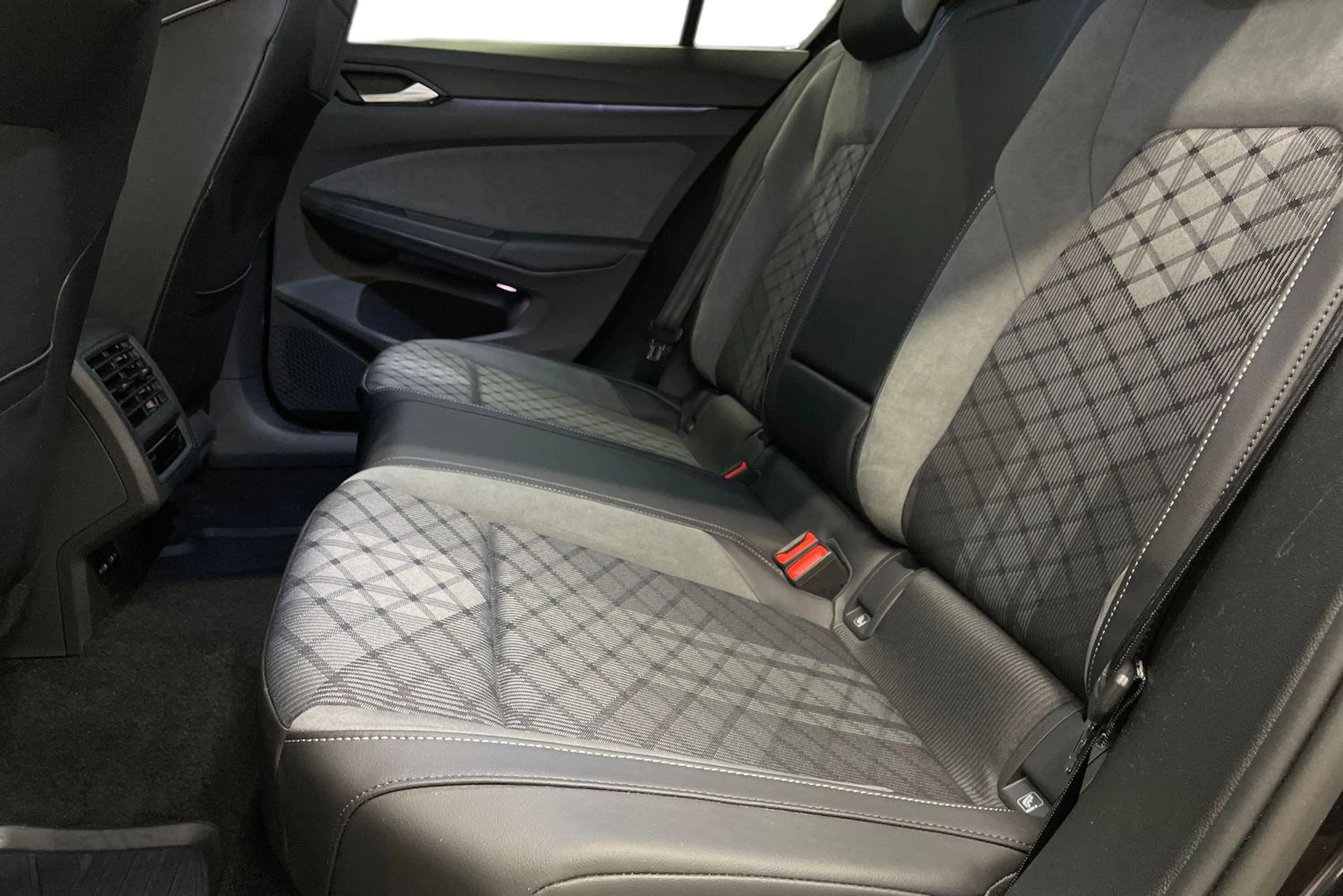 Musta Volkswagen GOLF 2023 kuva 11.