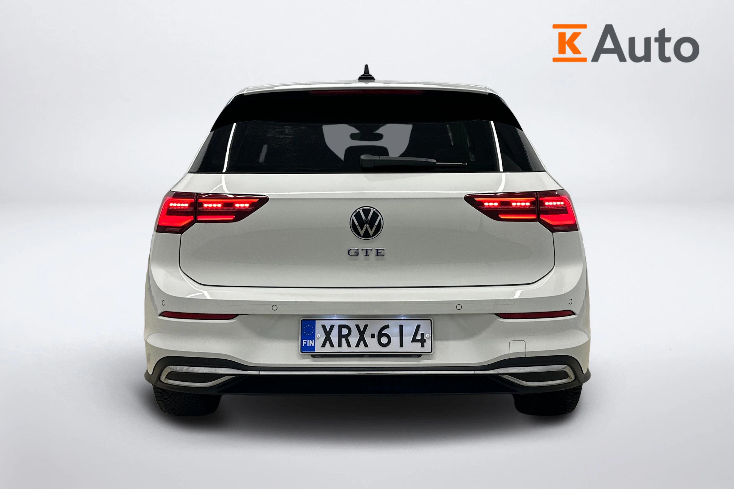 valkoinen Volkswagen Golf 2024 kuva 4.