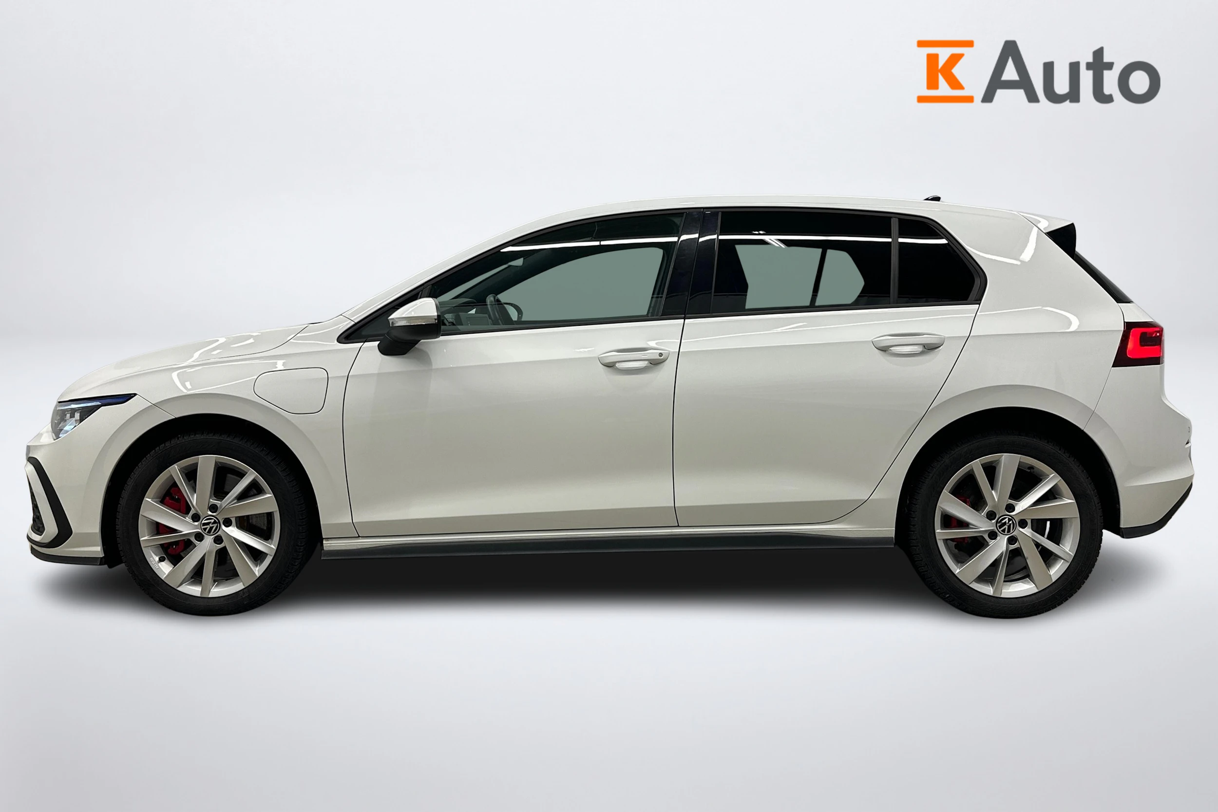 valkoinen Volkswagen Golf 2024 kuva 7.