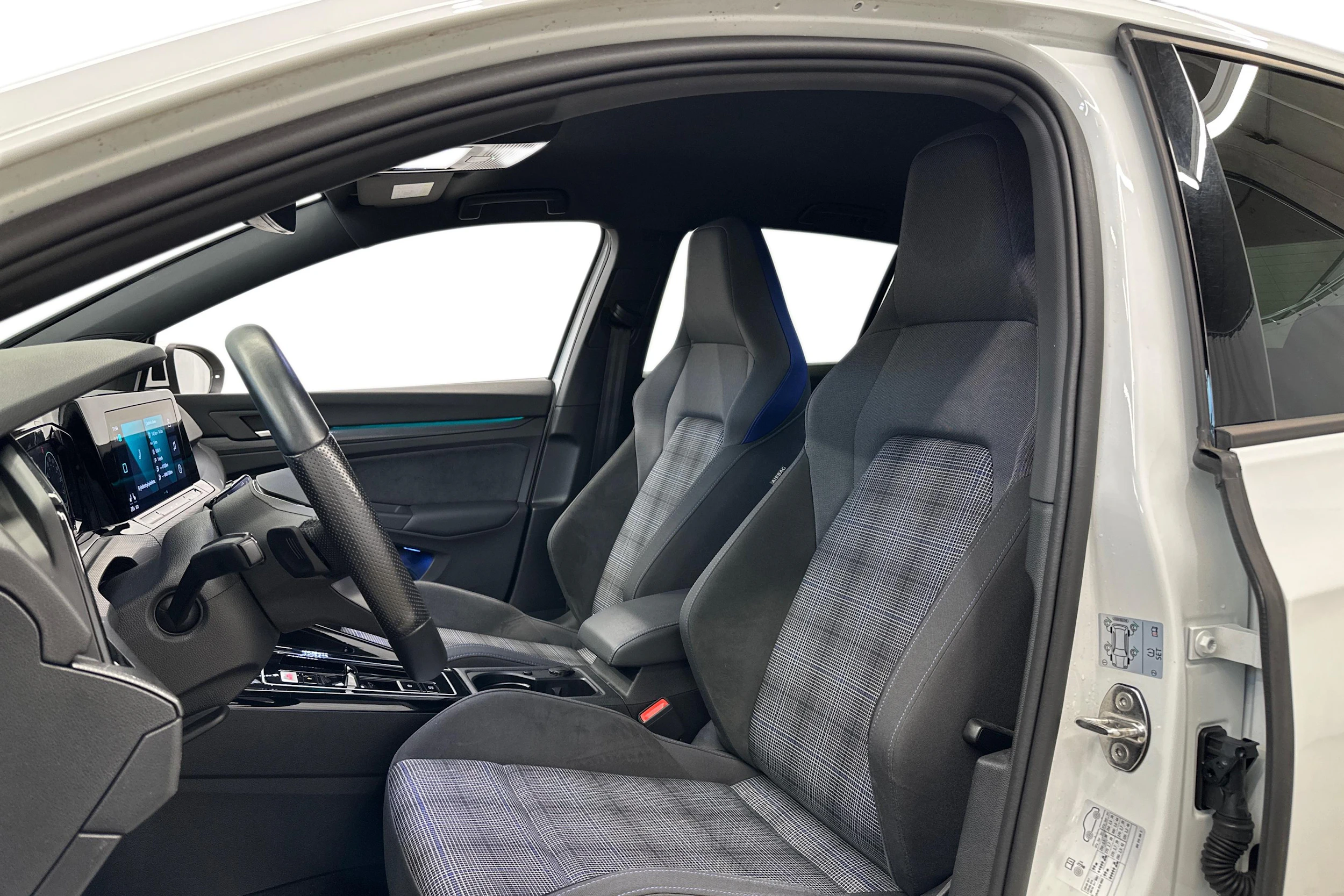 valkoinen Volkswagen Golf 2024 kuva 8.