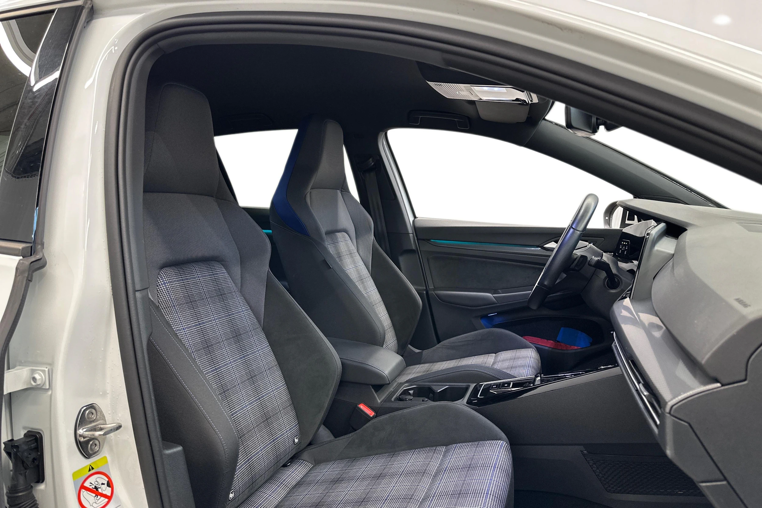 valkoinen Volkswagen Golf 2024 kuva 9.