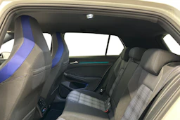 valkoinen Volkswagen Golf 2024 kuva 11.