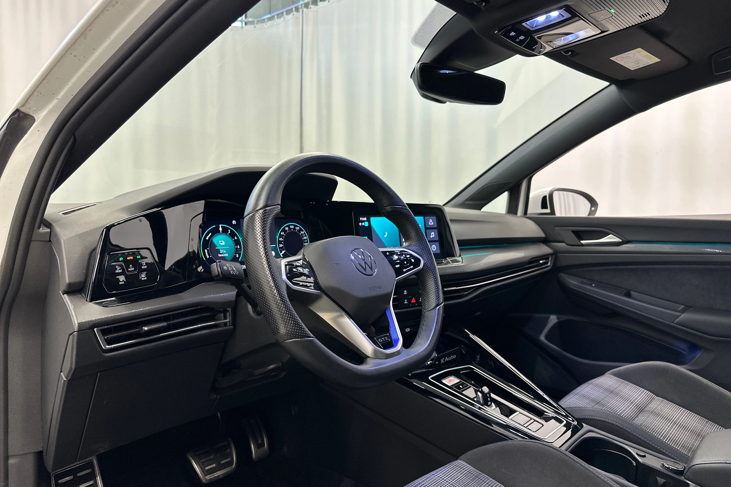 valkoinen Volkswagen Golf 2024 kuva 13.