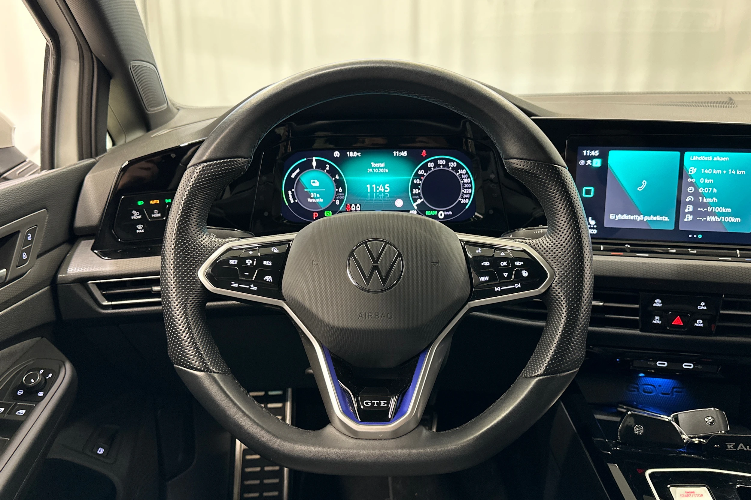valkoinen Volkswagen Golf 2024 kuva 16.