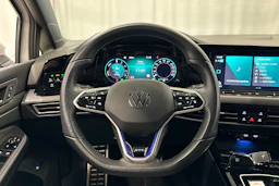 valkoinen Volkswagen Golf 2024 kuva 16.