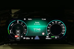 valkoinen Volkswagen Golf 2024 kuva 19.