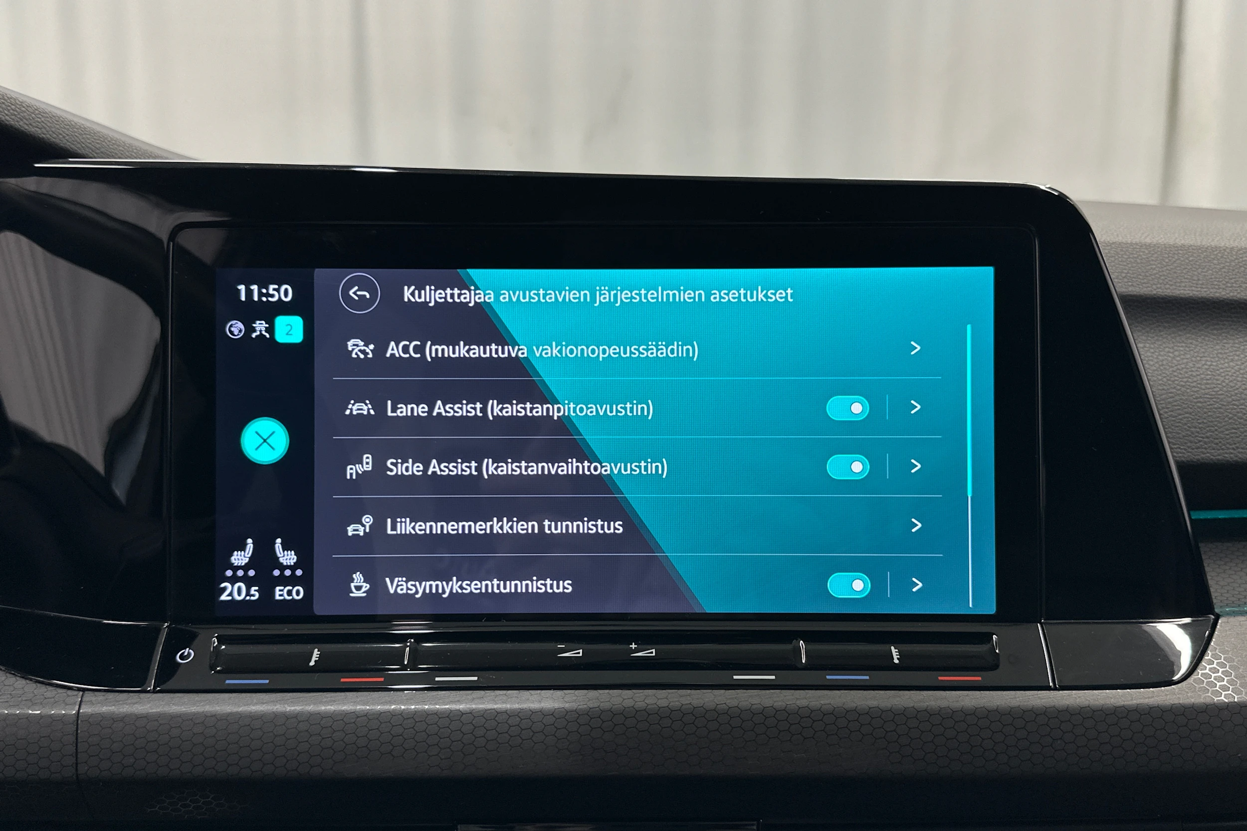 valkoinen Volkswagen Golf 2024 kuva 26.