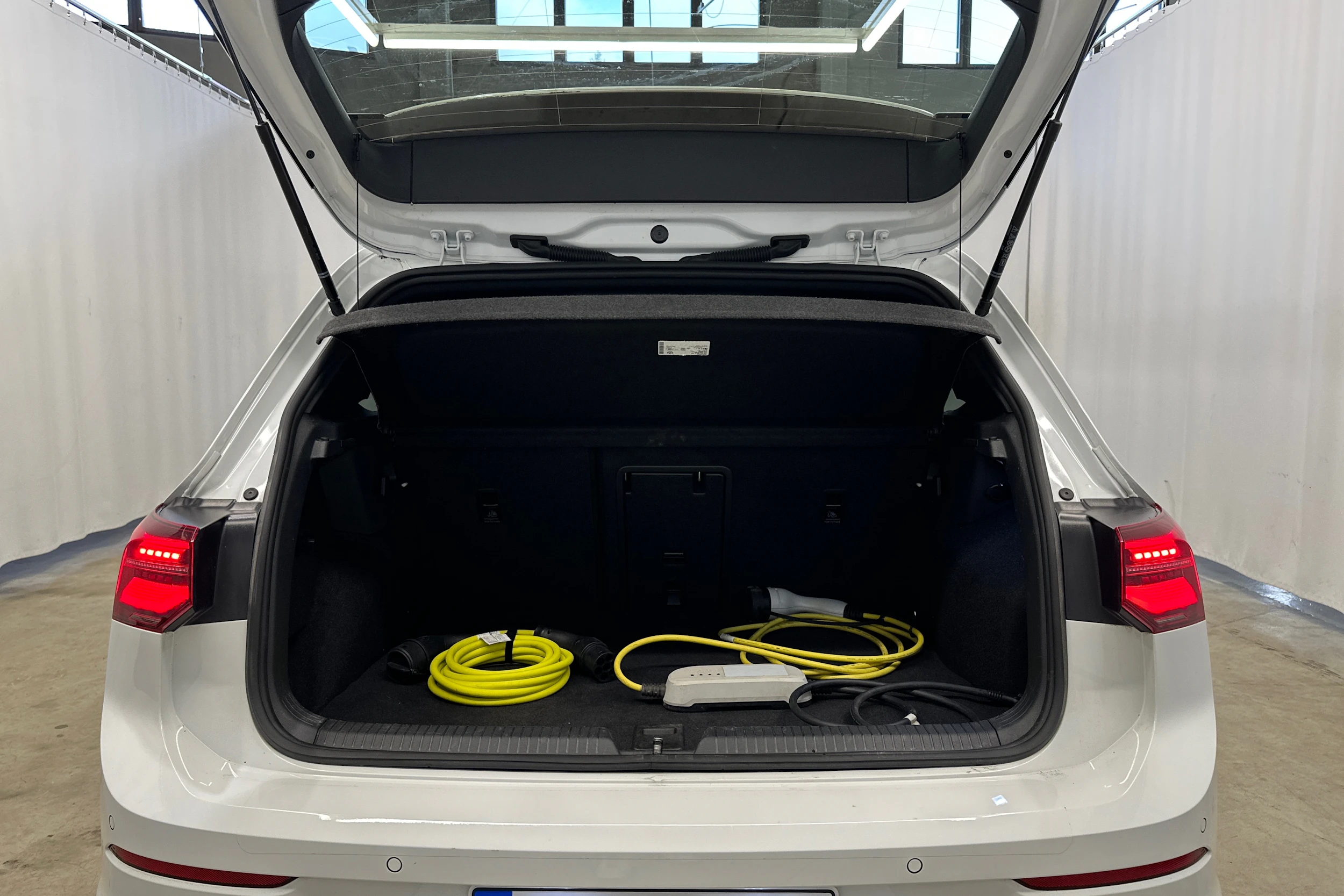 valkoinen Volkswagen Golf 2024 kuva 33.